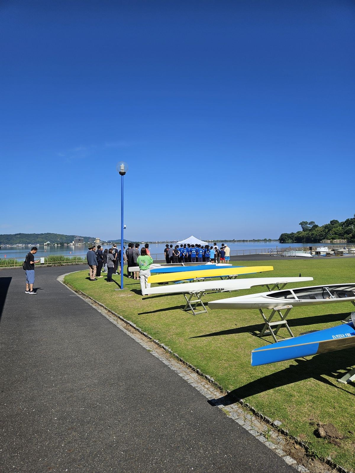 大会当日の湖畔会場。艇が並び選手が集まる(遠景)